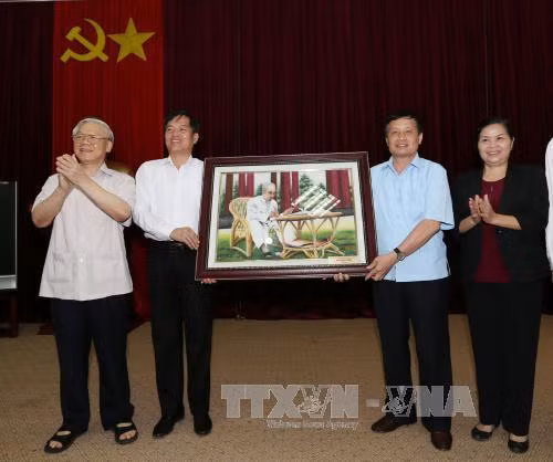Tổng Bí thư Nguyễn Phú Trọng thăm, làm việc tại tỉnh Lai Châu ảnh 1