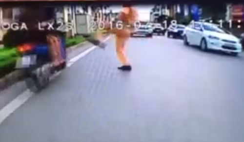 Người đi xe máy bị cảnh sát "đá" có hành vi rất nguy hiểm ảnh 1