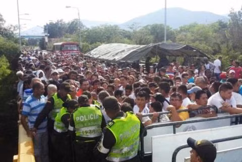 Người Venezuela đổ xô sang Colombia mua nhu yếu phẩm ảnh 1