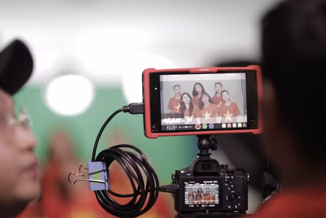 Nghệ sĩ Việt rực đỏ màu cờ với MV "Việt Nam quê hương tôi" ảnh 14