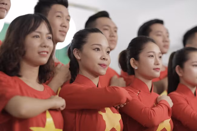 Nghệ sĩ Việt rực đỏ màu cờ với MV "Việt Nam quê hương tôi" ảnh 7