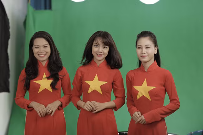 Nghệ sĩ Việt rực đỏ màu cờ với MV "Việt Nam quê hương tôi" ảnh 8