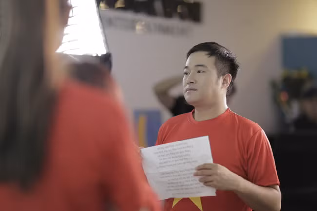 Nghệ sĩ Việt rực đỏ màu cờ với MV "Việt Nam quê hương tôi" ảnh 3