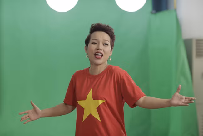Nghệ sĩ Việt rực đỏ màu cờ với MV "Việt Nam quê hương tôi" ảnh 9