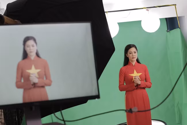 Nghệ sĩ Việt rực đỏ màu cờ với MV "Việt Nam quê hương tôi" ảnh 2