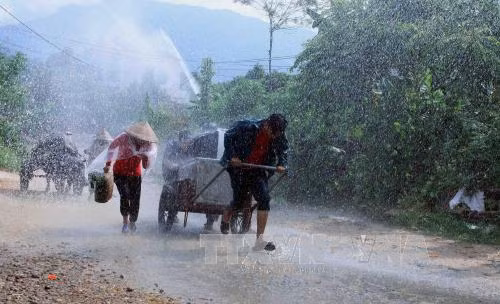 Miền Bắc tiếp tục mưa dông, vùng núi đề phòng sạt lở ảnh 1