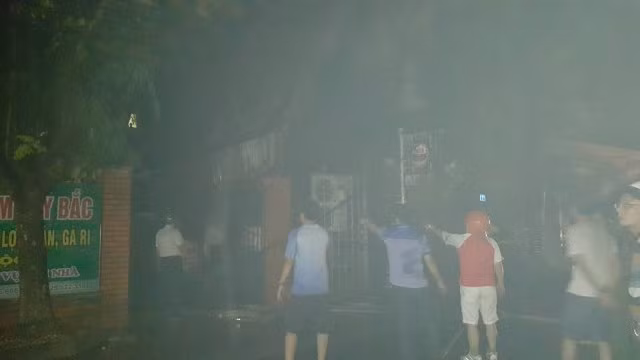 Lửa thiêu rụi quán bar nổi tiếng Hải Dương ảnh 1
