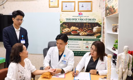 Đông Y Hoa Sen: Gần 10 năm tập trung vào chuyên môn, dược liệu và đào tạo thực hành