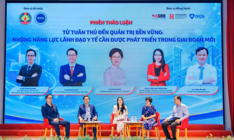 Tại phiên thảo luận “Từ tuân thủ đến quản trị bền vững: Những năng lực lãnh đạo y tế cần được phát triển trong giai đoạn mới”, các đại biểu tập trung trao đổi vào bảo mật dữ liệu người bệnh, an toàn thông tin trong chuyển đổi số và bảo vệ dữ liệu cá nhân khi ứng dụng trí tuệ nhân tạo (AI) trong lĩnh vực y tế. Ảnh: BTC