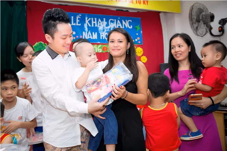 Tùng Dương mang niềm vui đến cho trẻ tự kỷ nhân dịp Trung thu ảnh 3