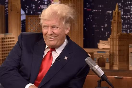 Bị vò đầu trên truyền hình, tóc quý của ông Trump xù bông ảnh 1