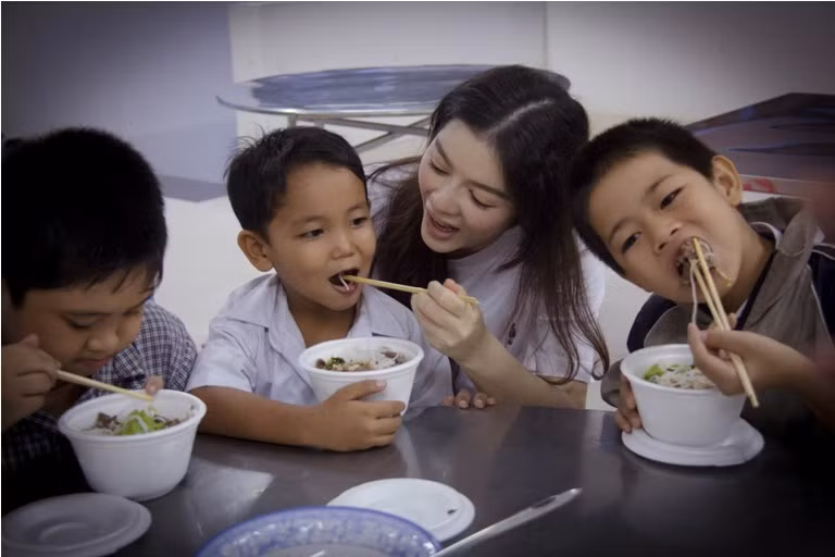 Lý Nhã Kỳ tự tay nấu ăn cho 300 trẻ mồ côi ảnh 9