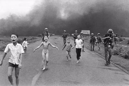 Facebook khôi phục đăng ảnh “Em bé Napalm” ảnh 1