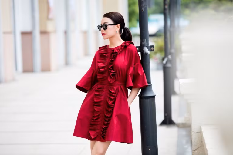 Trà Ngọc Hằng diện đầm Fendi mới nhất lấy cảm hứng từ đồ ngủ quý tộc ảnh 1