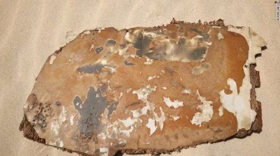 Mảnh vỡ xém đen làm dấy nghi vấn MH370 bốc cháy ảnh 2