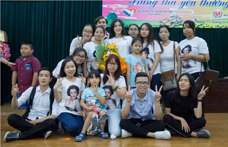 Lý Nhã Kỳ tự tay nấu ăn cho 300 trẻ mồ côi ảnh 1