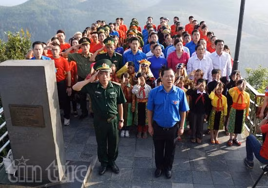 Lễ chào cờ đặc biệt tại cột cờ Lũng Cú ảnh 1