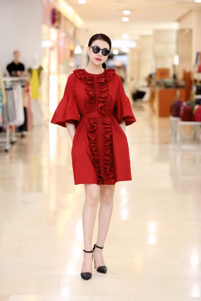 Trà Ngọc Hằng diện đầm Fendi mới nhất lấy cảm hứng từ đồ ngủ quý tộc ảnh 2