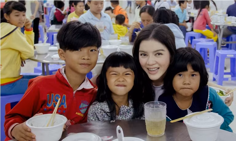 500 triệu đồng giúp đồng bào lũ lụt miền Trung khắc phục khó khăn ảnh 4