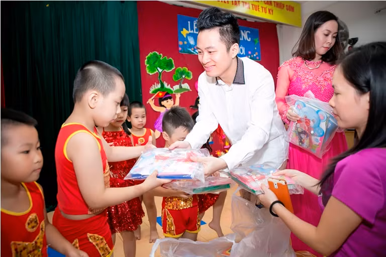 Tùng Dương mang niềm vui đến cho trẻ tự kỷ nhân dịp Trung thu ảnh 1