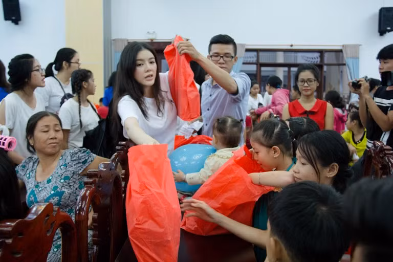 Lý Nhã Kỳ tự tay nấu ăn cho 300 trẻ mồ côi ảnh 14