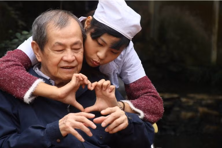 Nghe người già kể chuyện qua ảnh ảnh 3