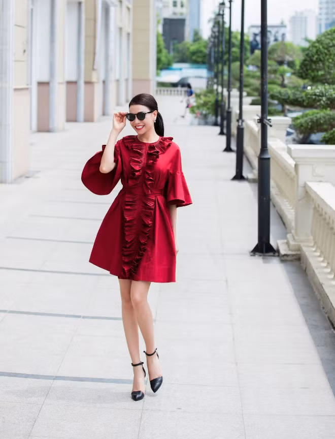 Trà Ngọc Hằng diện đầm Fendi mới nhất lấy cảm hứng từ đồ ngủ quý tộc ảnh 4