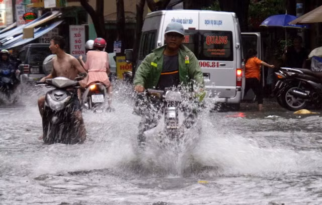 Sân bay Tân Sơn Nhất lại ngập sau mưa lớn kéo dài ảnh 2