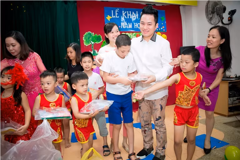 Tùng Dương mang niềm vui đến cho trẻ tự kỷ nhân dịp Trung thu ảnh 2