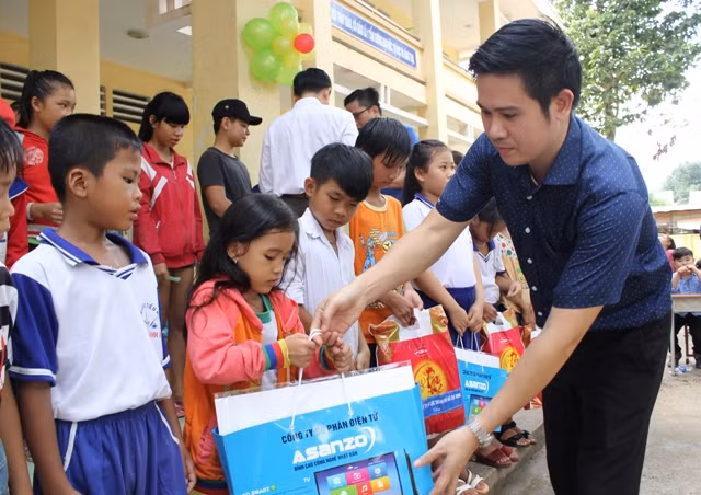 Trung thu đến với xóm Việt kiều “3 không” ảnh 2