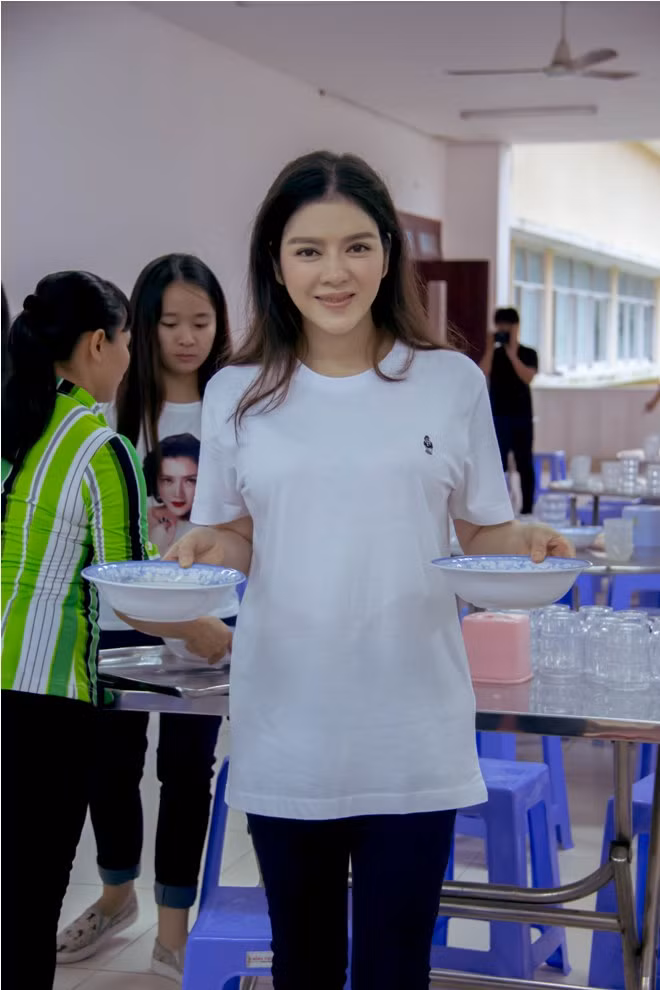 Lý Nhã Kỳ tự tay nấu ăn cho 300 trẻ mồ côi ảnh 6