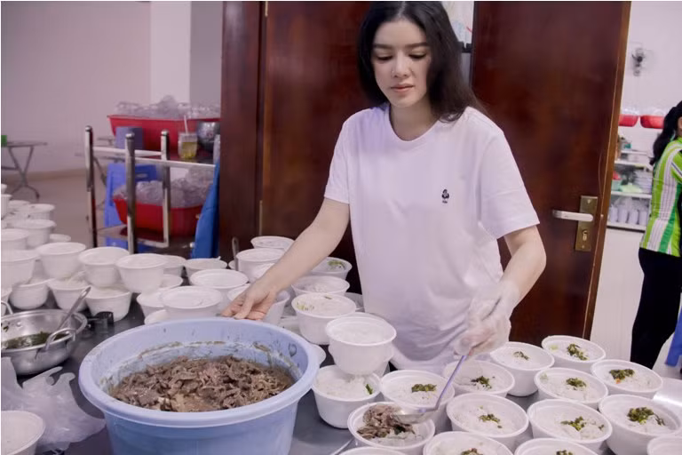 Lý Nhã Kỳ tự tay nấu ăn cho 300 trẻ mồ côi ảnh 3