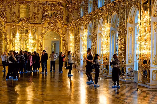 Du khách Trung Quốc ngang nhiên tiểu tiện ở Cung điện Nga ảnh 1
