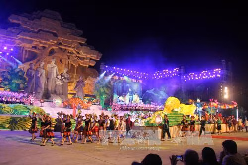 Rực rỡ ánh đèn “Đêm hội Thành Tuyên năm 2016” ảnh 1
