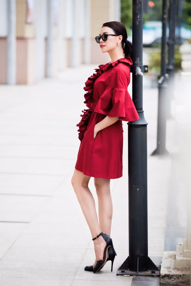 Trà Ngọc Hằng diện đầm Fendi mới nhất lấy cảm hứng từ đồ ngủ quý tộc ảnh 6