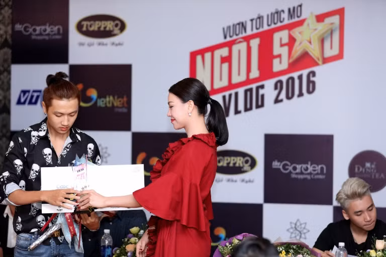Trà Ngọc Hằng diện đầm Fendi mới nhất lấy cảm hứng từ đồ ngủ quý tộc ảnh 8