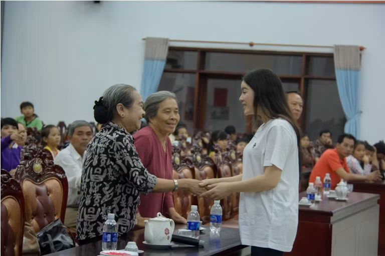 Lý Nhã Kỳ tự tay nấu ăn cho 300 trẻ mồ côi ảnh 13