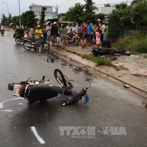 Húc văng xe máy lên vỉa hè, hai thanh niên nhập viện ảnh 1