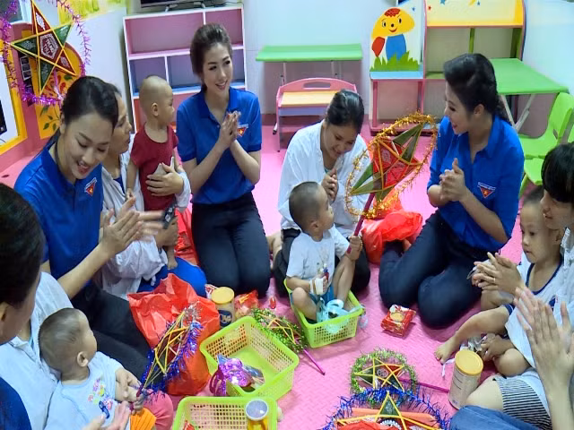 Tân Hiệp Phát tặng quà Trung thu cho trẻ em mắc bệnh hiểm nghèo ảnh 1