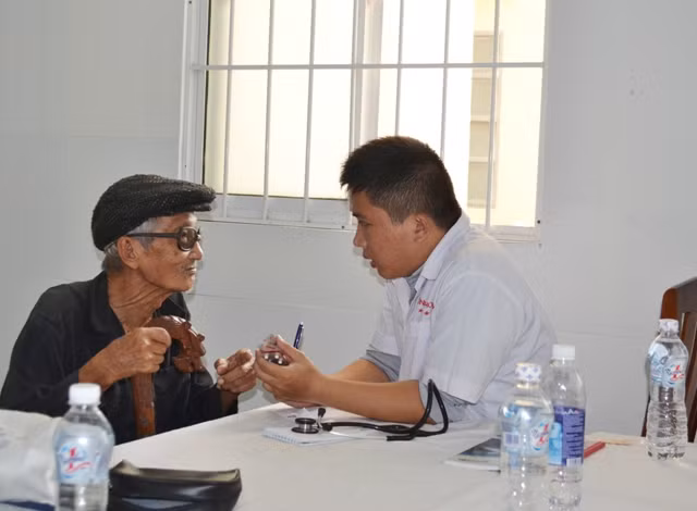 Khám bệnh miễn phí và tặng quà 300 hộ nghèo xã đảo Thạnh An ảnh 2
