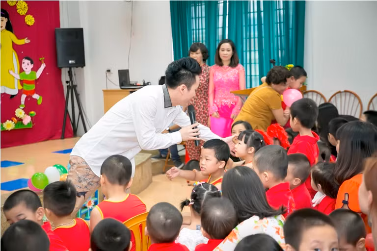 Tùng Dương mang niềm vui đến cho trẻ tự kỷ nhân dịp Trung thu ảnh 5