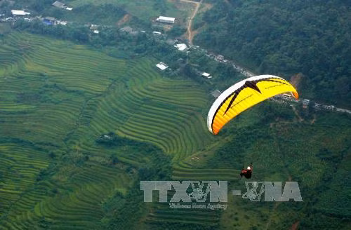 Dù lượn tung bay trên đèo Khau Phạ ảnh 2