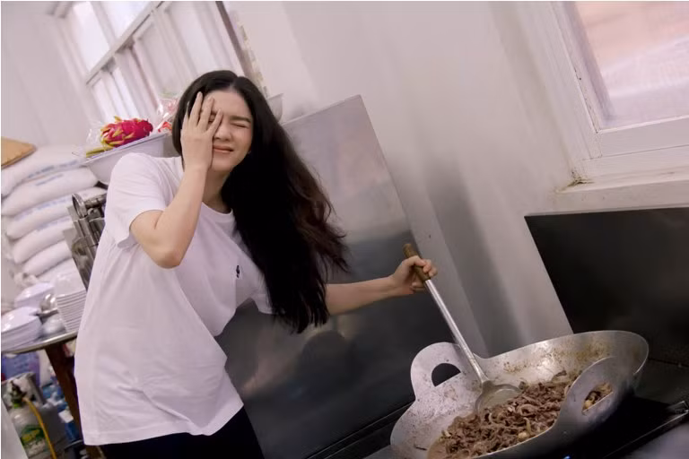 Lý Nhã Kỳ tự tay nấu ăn cho 300 trẻ mồ côi ảnh 2