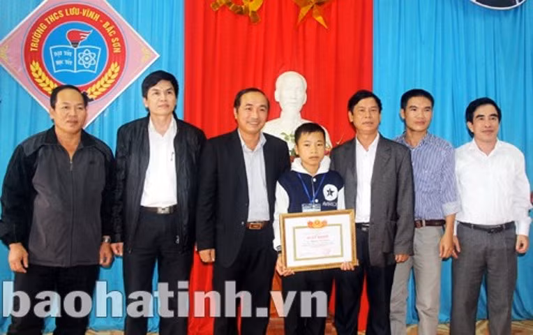Tuyên dương học sinh Nguyễn Đức Quyền dũng cảm cứu người ảnh 1