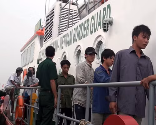 Hai tàu đâm va trên biển ảnh 1