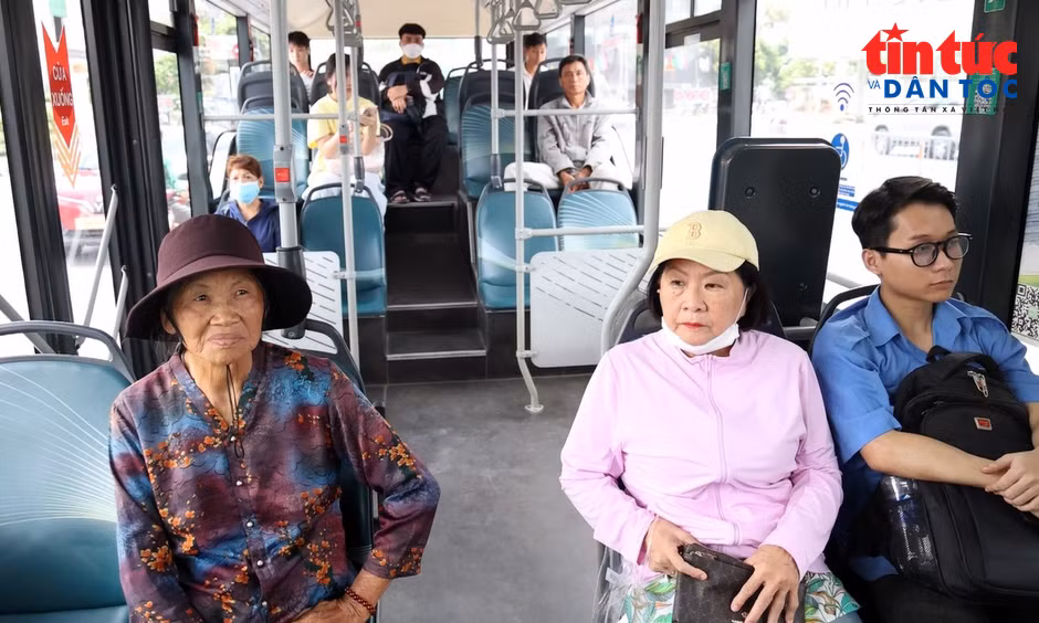 Hơn 30,6 triệu lượt khách đi xe buýt miễn phí sau 3 tháng.