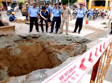 Cận cảnh 'hố tử thần' tại TP.HCM ảnh 2