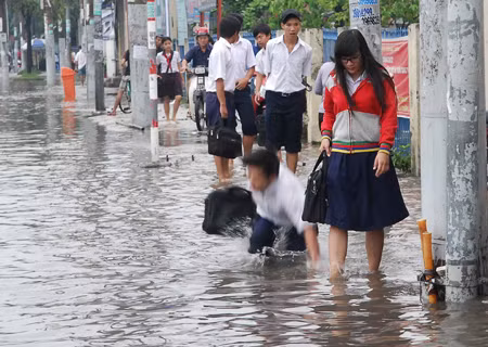 Triều cường cộng mưa, nhiều tuyến đường chìm sâu trong nước ảnh 1