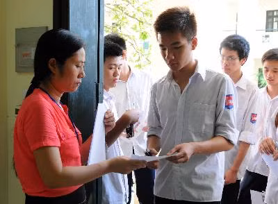 Thi tốt nghiệp THPT: Buổi thi đầu tiên an toàn, nghiêm túc ảnh 1