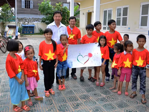 Trẻ em Việt kiều tại Campuchia đón Tết Thiếu nhi ảnh 3